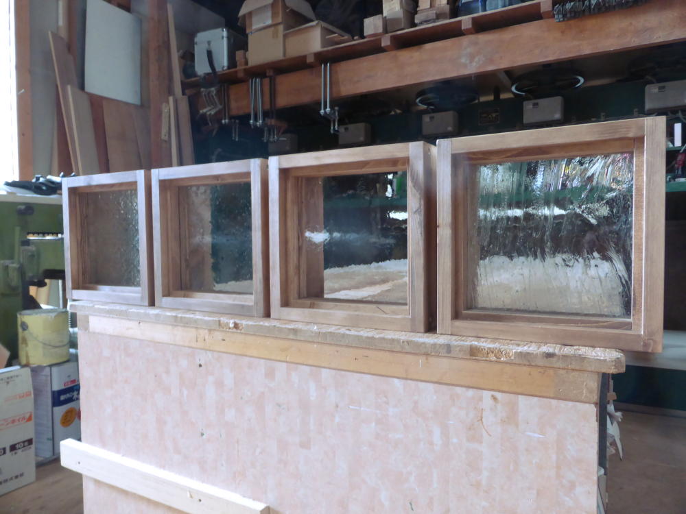 木製室内窓（FIX窓・オーダー）/左から、フローラガラス・気泡ガラス・アーティスタガラス・泡入りガラス（斜め正面）