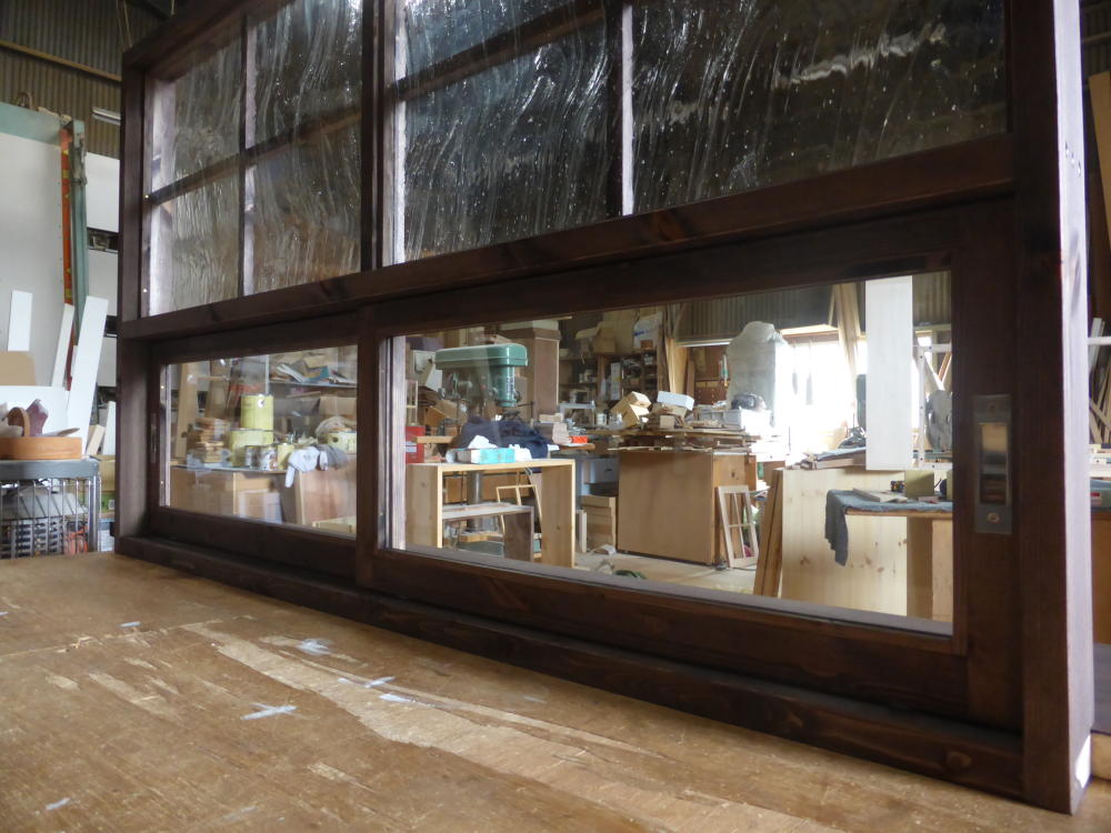 キッチン側/上部FIX窓（泡入りガラス）、下部の引き違い窓（透明ガラス）
