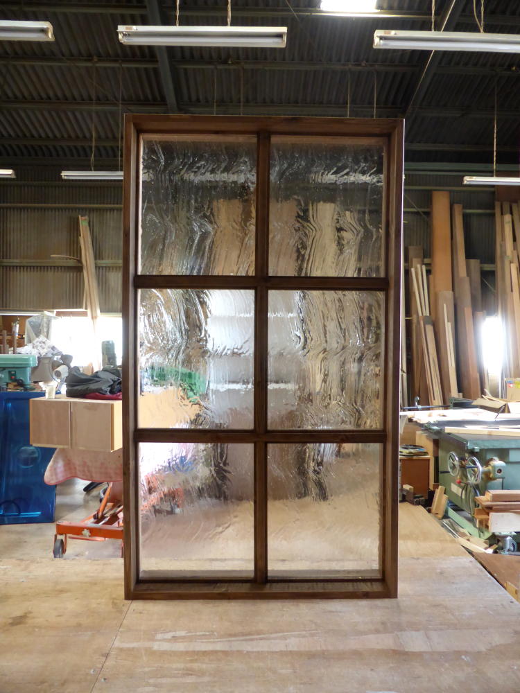 大型の木製FIX窓（正面）