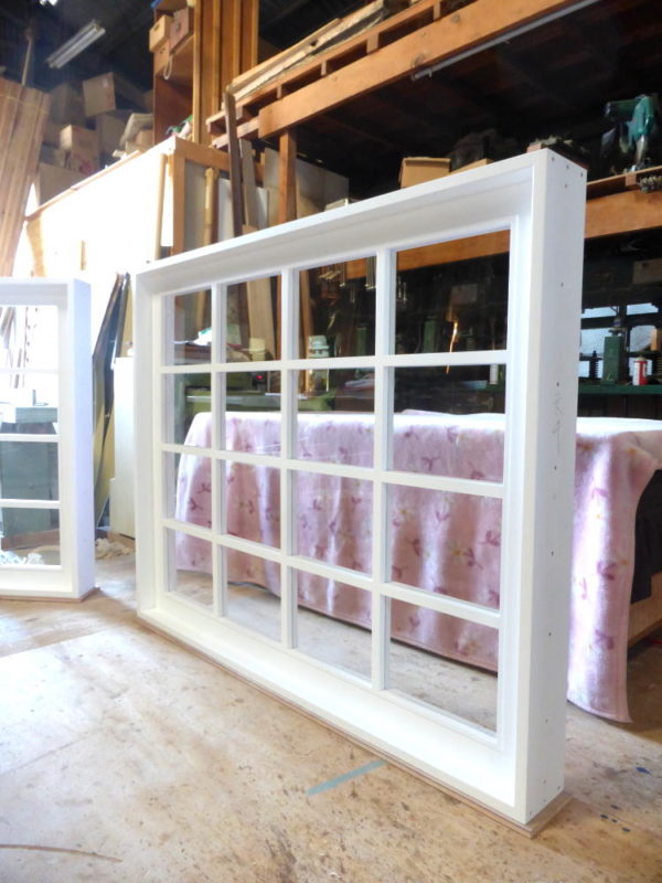 白色塗りつぶし仕上げの室内窓（FIX窓）透明ガラスと木製格子