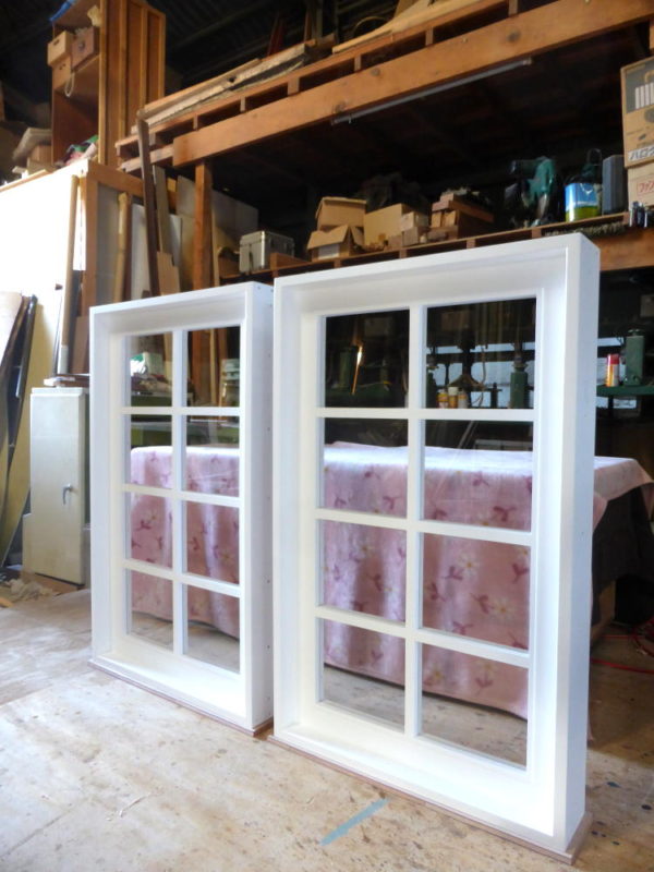 白色塗りつぶし仕上げの室内窓（FIX窓）透明ガラスと木製格子